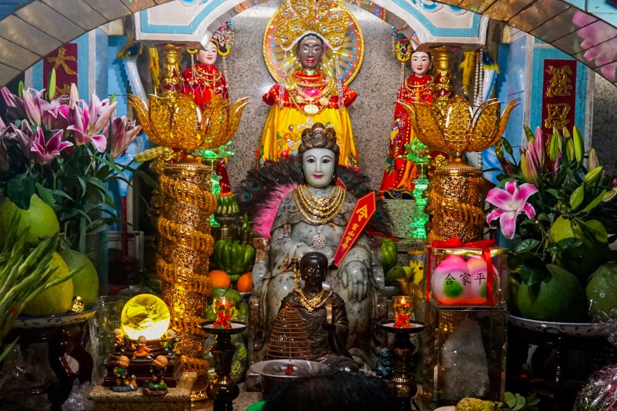 Khu vực điện thờ bà Linh Sơn Thánh Mẫu.