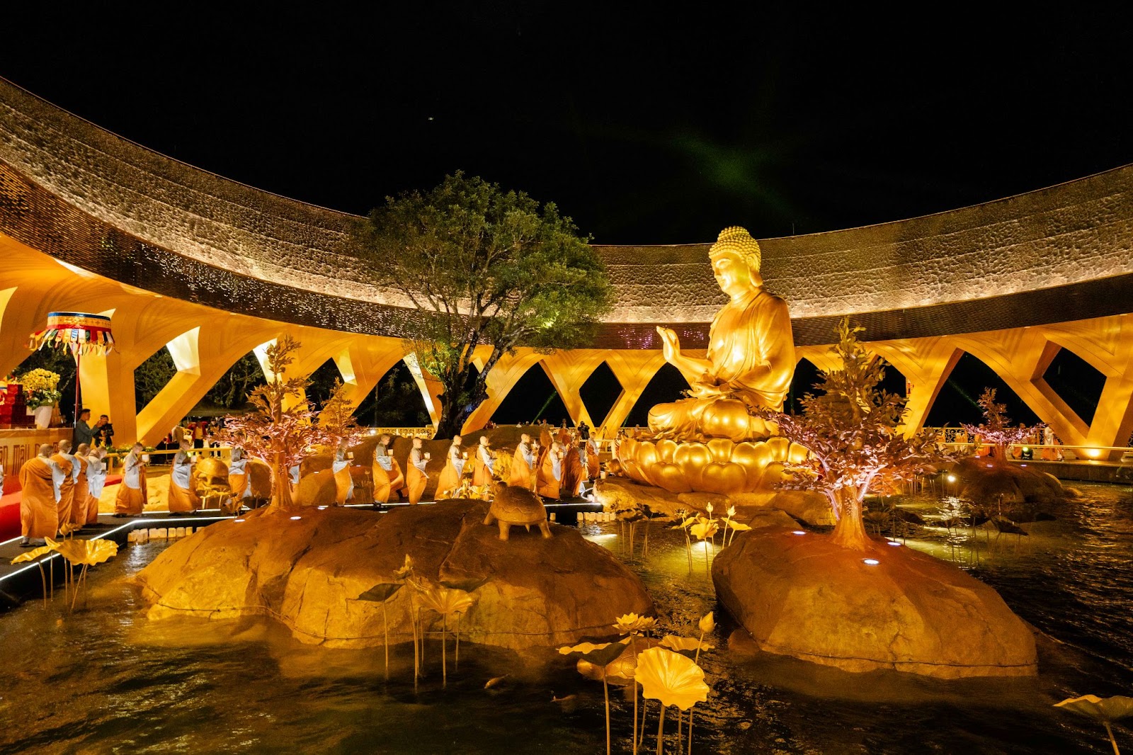 The Konagamana Buddha Statue set within the Udumbara Garden on Ba Den Mountain (Photo: Collected)