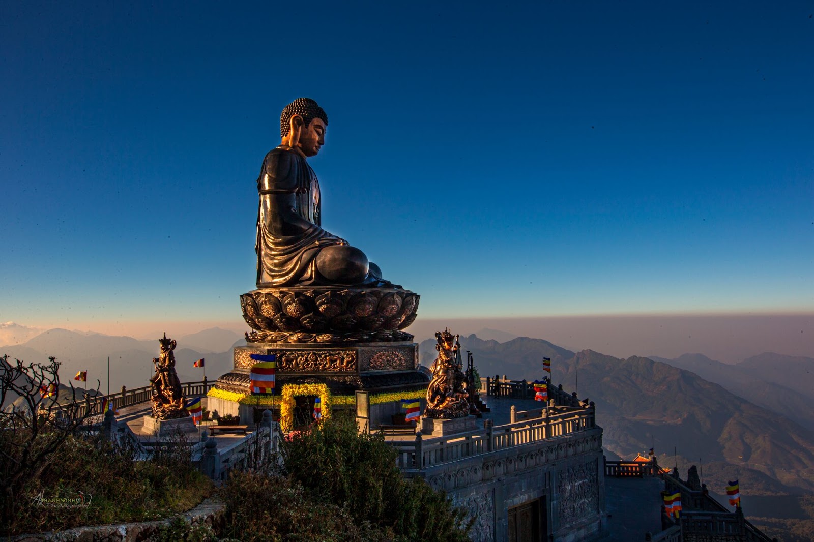 The largest bronze Amitabha Buddha statue at Fansipan peak (Photo: Vi Vu Vietnam/Unsplash)