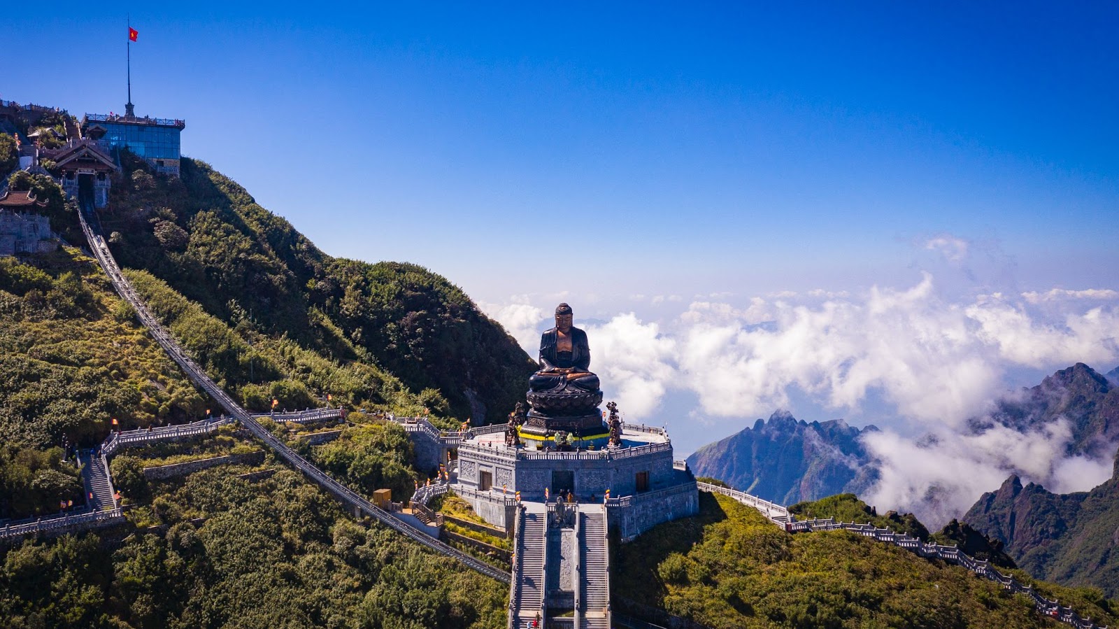 A landmark Buddha statue above 3,000 meters among the spiritual complex on Fansipan mountain (Photo: Vi Vu Vietnam/Unsplash)