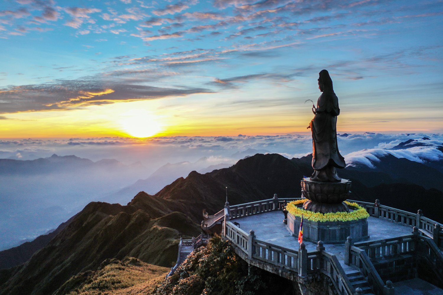 The Avalokitesvara Bodhisattva Statue overlooking the Hoang Lien Son range from Fansipan summit (Photo: Vi Vu Vietnam/Unsplash)