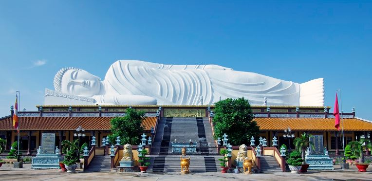 One of Vietnam’s largest reclining Buddha statues (Photo: Collected)