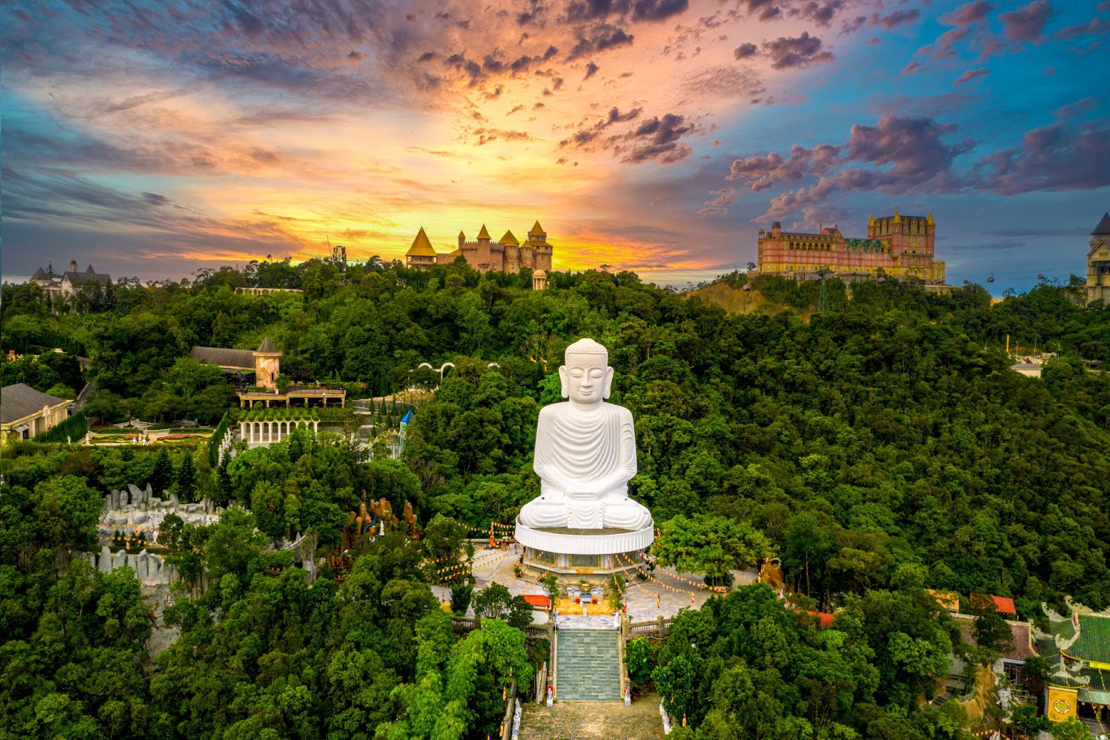 The Shakyamuni Buddha statue at Linh Ung Pagoda, Ba Na Hills, marking Da Nang’s high-mountain Buddhist sanctuary (Photo: Collected)