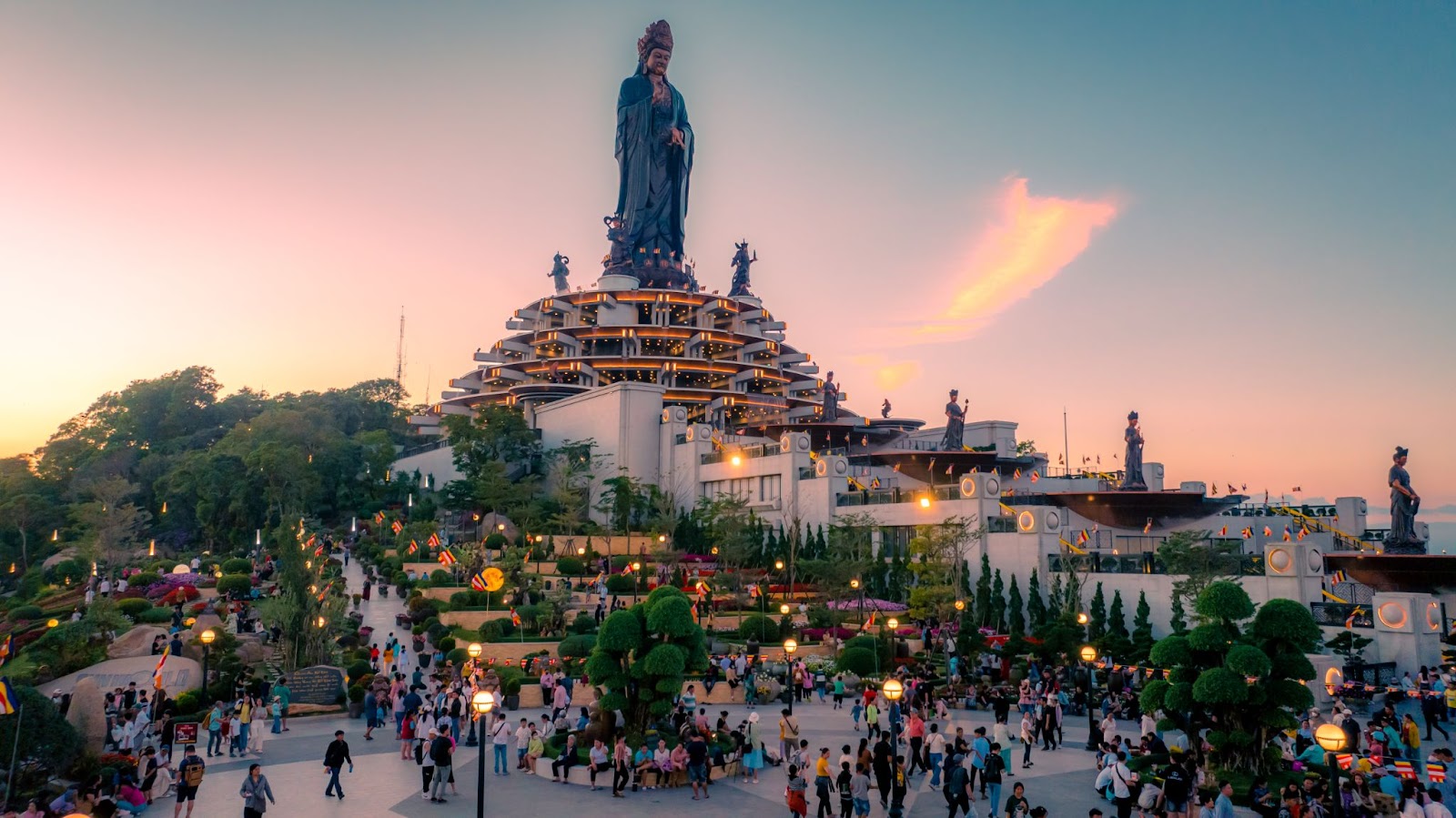 The Tay Bo Da Son Lady Buddha Statue overlooking the whole spiritual complex at Sun World Ba Den Mountain (Photo: Vi Vu Vietnam/Unsplash)