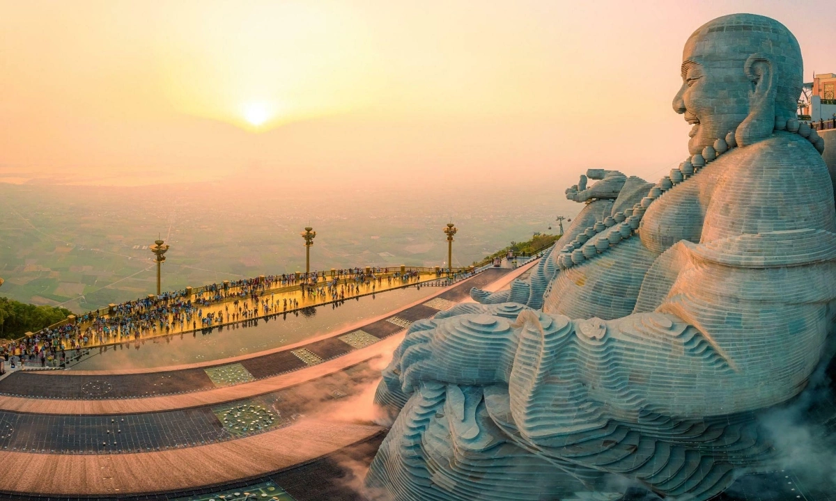 Check-in cùng tượng phật Di Lặc khổng lồ.