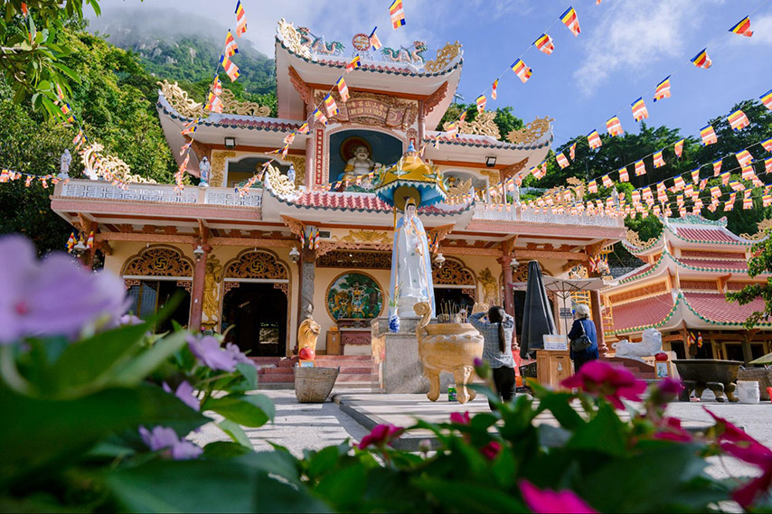 Chùa Linh Sơn Tiên Thạch tự nổi tiếng.