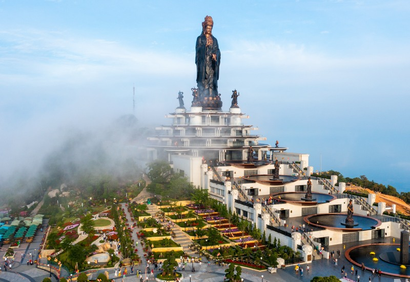 Toàn cảnh núi Bà Đen từ trên cao.