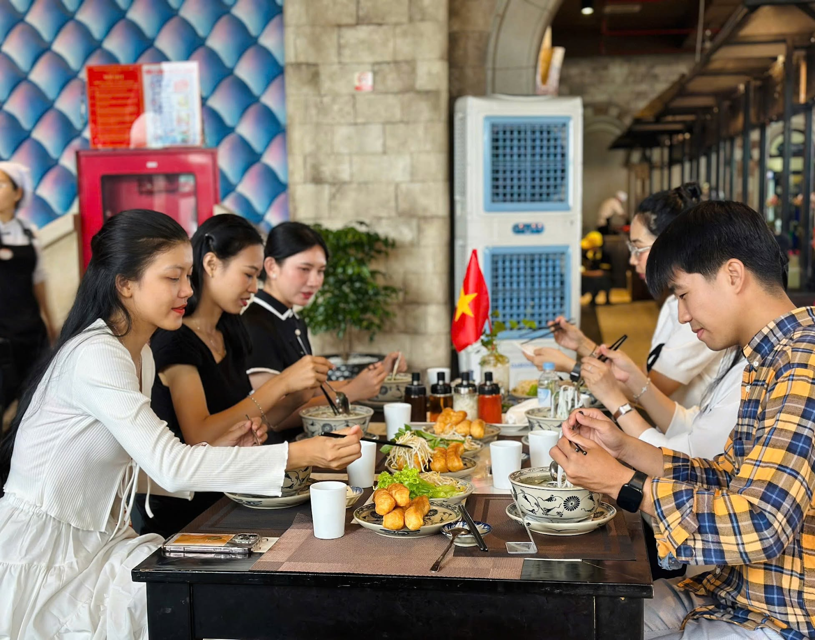 Không gian nhà hàng rộng rãi, thoáng mát.