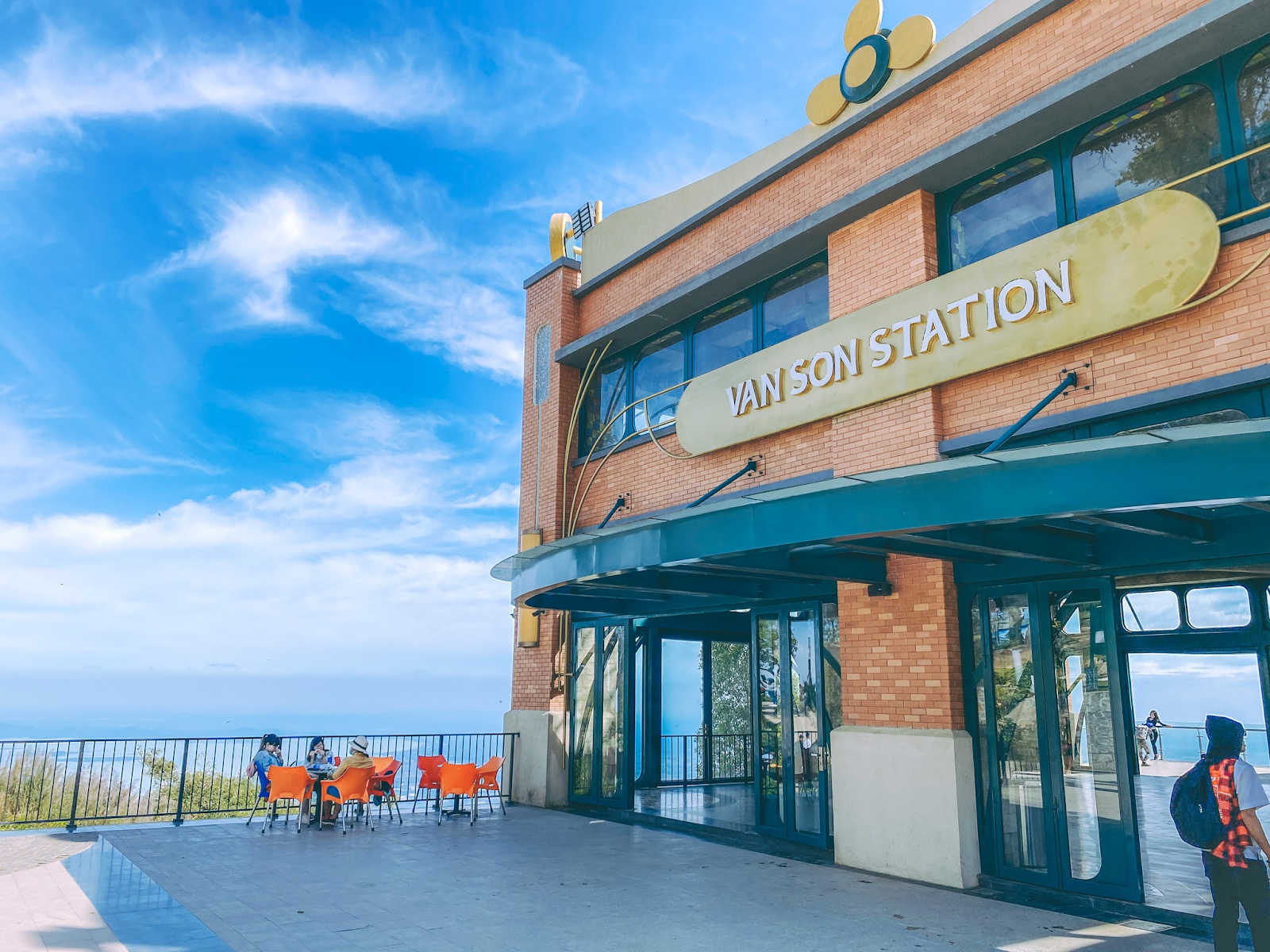 Nhà hàng nằm trên đỉnh núi Bà Đen.