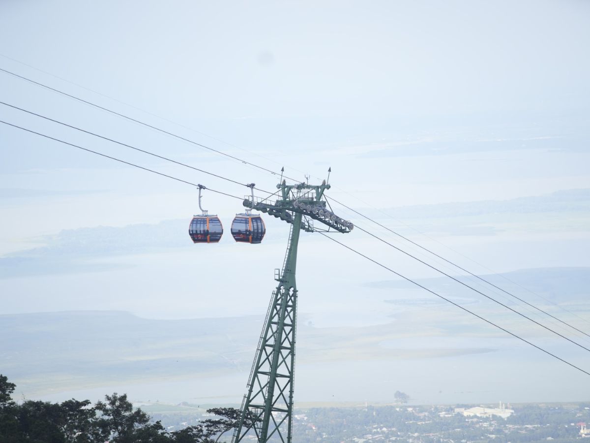 Du khách đi cáp treo lên chùa để rút ngắn thời gian di chuyển.