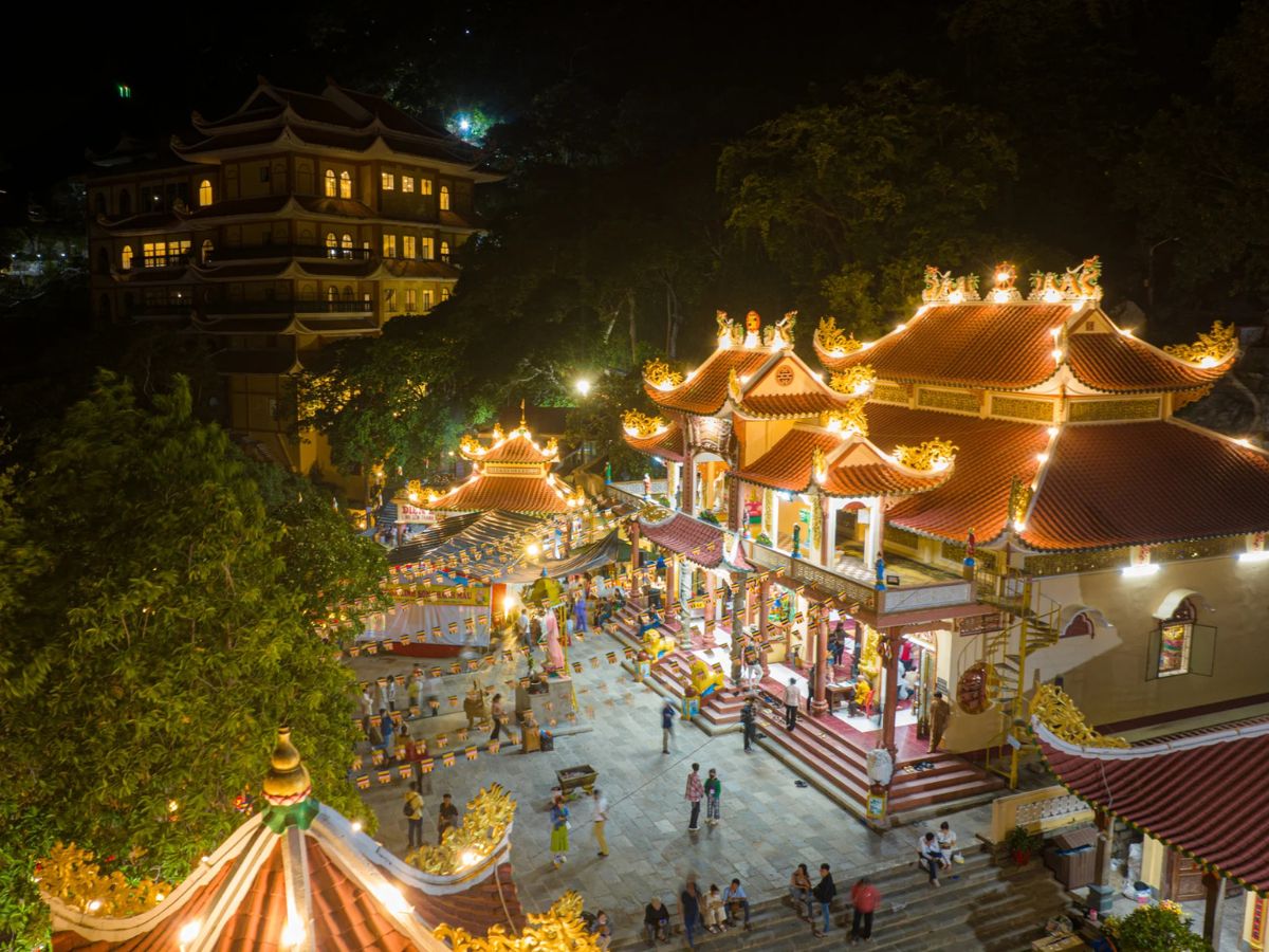 Lễ Vía Quan Thế Âm Bồ Tát thu hút nhiều du khách và phật tử đến chiêm bái chùa.