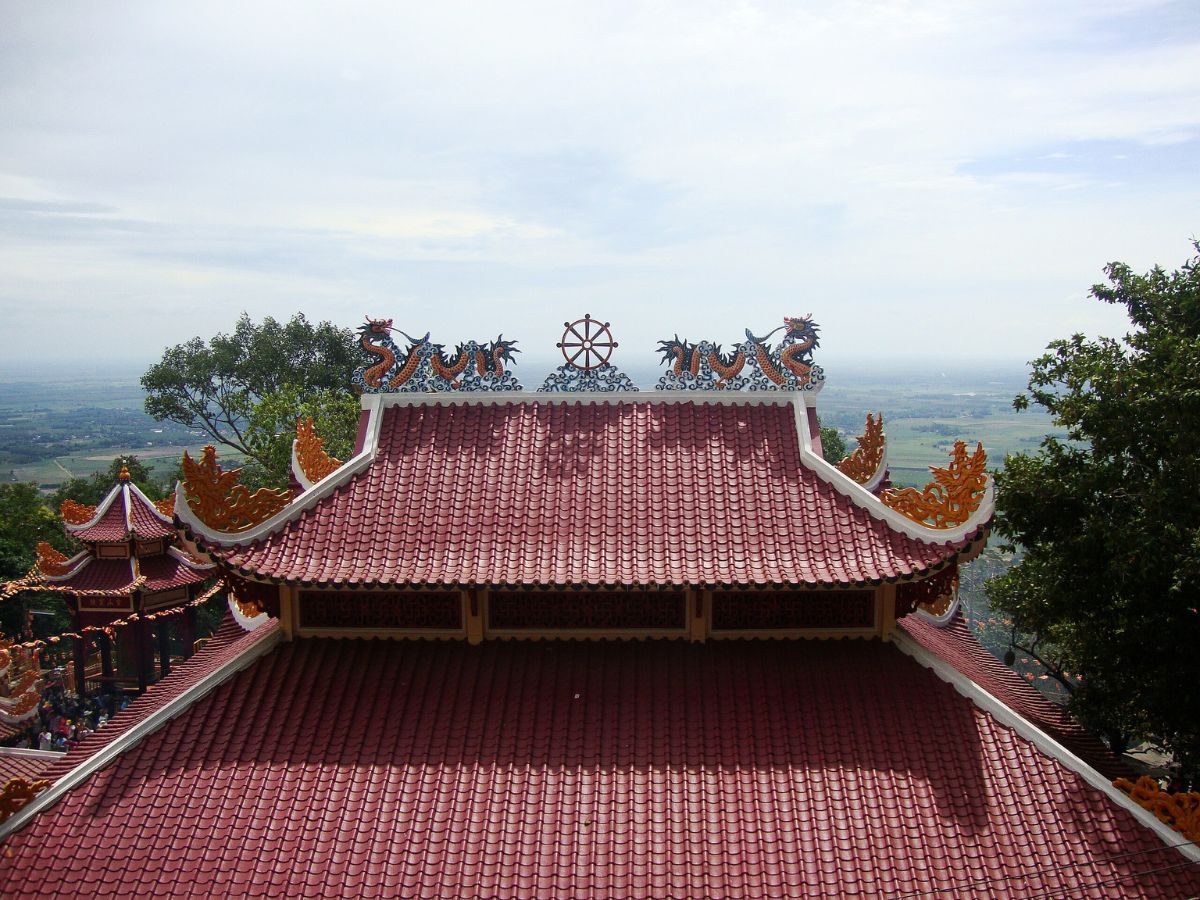 Mái ngói chùa đặc trưng của chùa Quan Âm và hệ thống chùa trên núi Bà Đen.