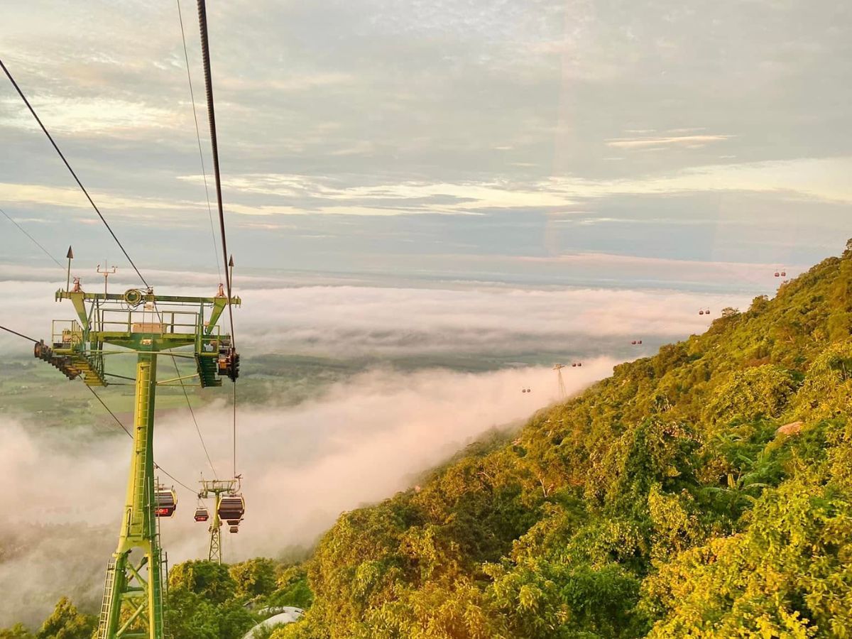 Chùa Trung nằm gần nhà ga Vân Sơn chân núi Bà Đen.