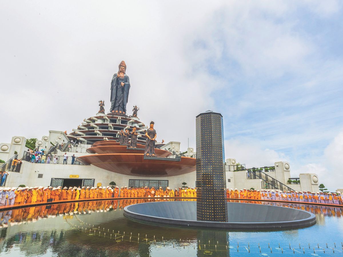 Du khách kết hợp tham quan chùa Trung và hệ sinh thái chùa cổ, tượng phật trên đỉnh núi Bà Đen.