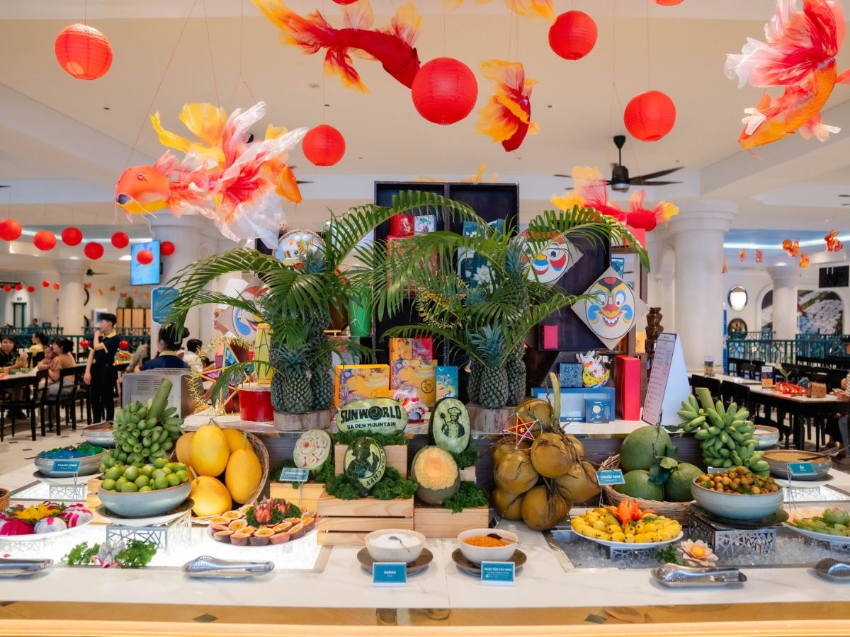 Du khách nên đến sớm hoặc mua vé combo để có chỗ ngồi và được sắp xếp bàn phù hợp tại nhà hàng.