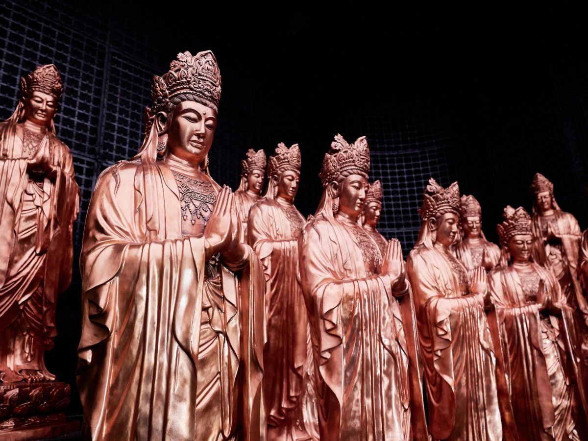 Tham quan các khu trưng bày tượng phật giáo tại đỉnh Núi Bà Đen.