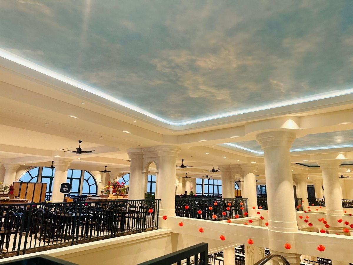 Nhà hàng Vân Sơn có không gian rộng rãi với sức chứa 650 khách.