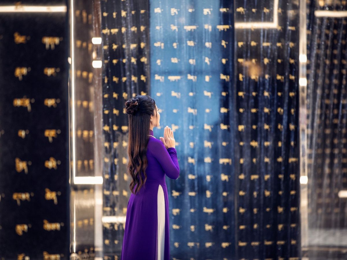 Tham quan không gian Phật Giáo trên đỉnh núi Bà Đen vào sáng sớm.