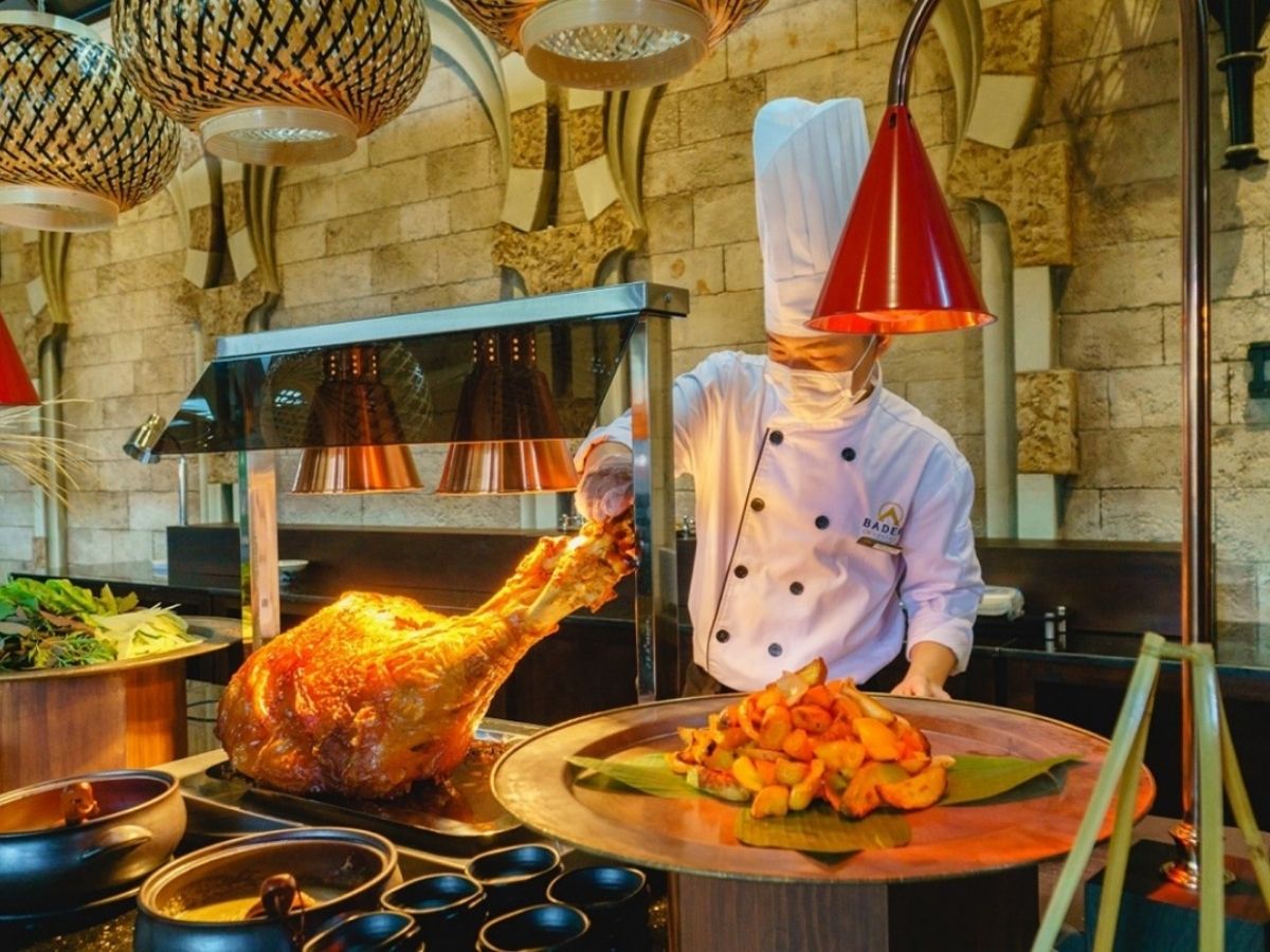 Nhà hàng Vân Sơn nằm ngay trên đỉnh núi Bà Đen ở độ cao gần 986 m, trong khuôn viên Sun World Ba Đen Mountain.