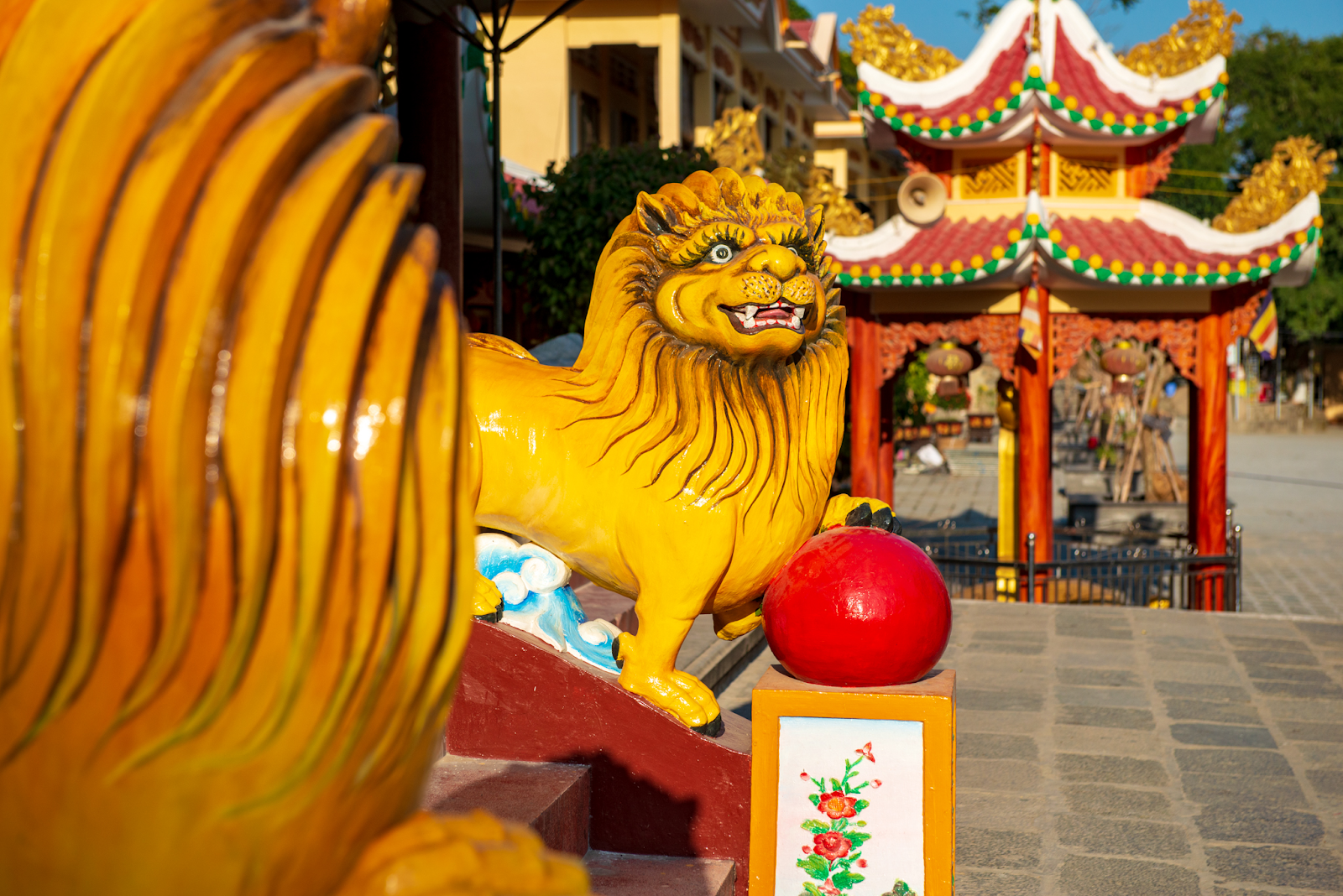 Ngôi chùa nổi bật với nghệ thuật chạm khắc điêu luyện.