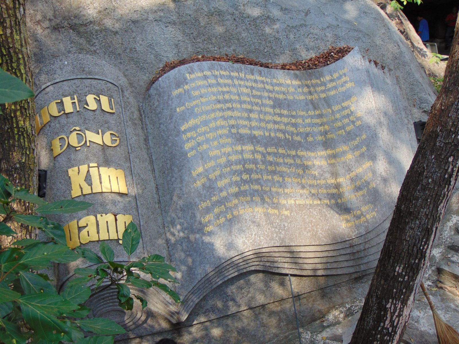 Khám phá động Kim Quang nổi tiếng