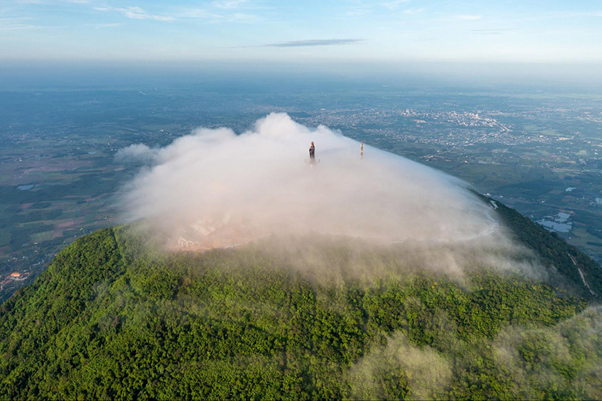 Ngôi chùa tọa lạc bên trong núi Bà Đen.