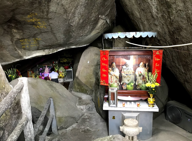 Khu vực hang đá bên trong ngôi chùa.