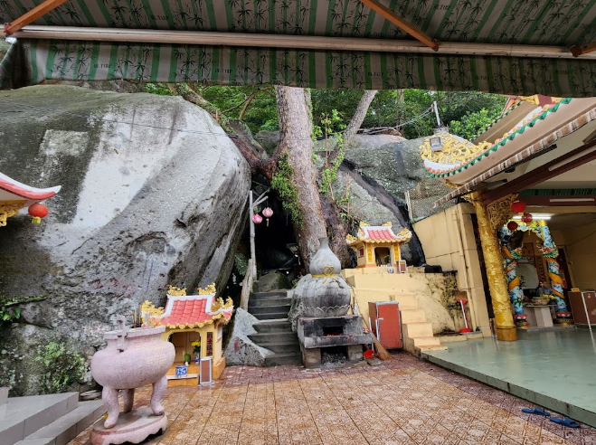 Một góc nhỏ bên trong ngôi chùa.