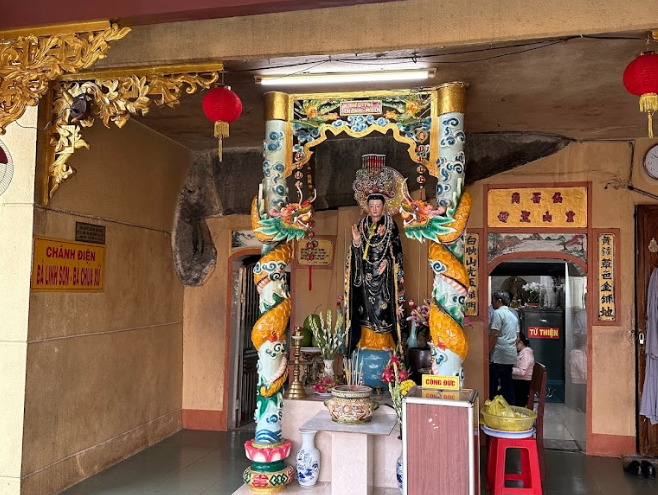Khu vực chánh điện thờ bà Linh Sơn Thánh Mẫu.