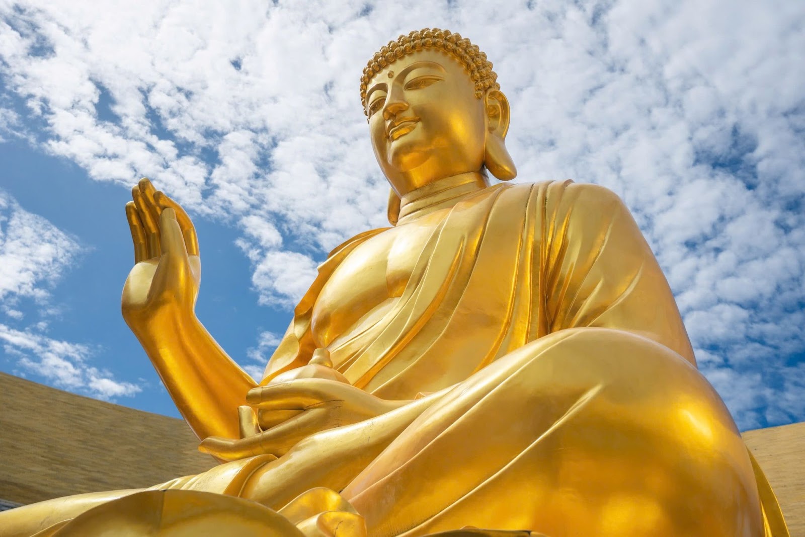 Tên gọi Đức Phật Câu Na Hàm Mâu Ni Như Lai tiếng Phạn có nghĩa “Đấng đến từ Vàng”.