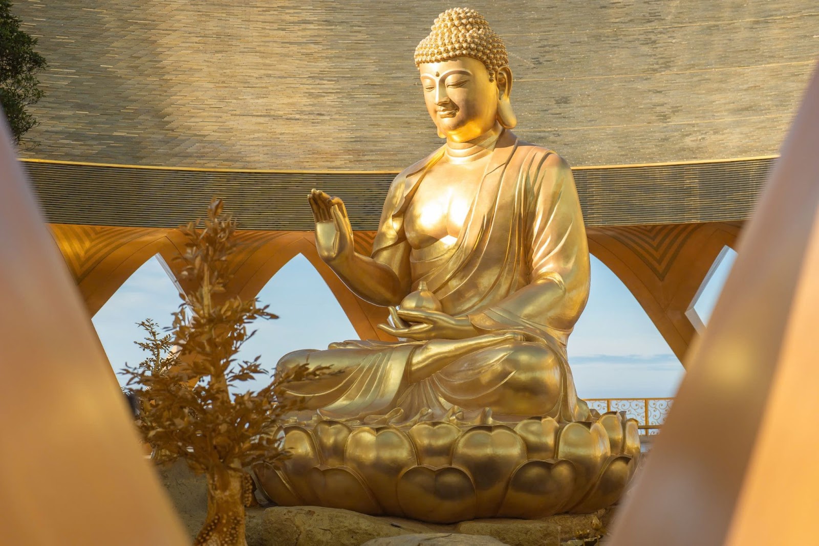 Tôn tượng Đức Phật Câu Na Hàm Mâu Ni trên đỉnh núi Bà Đen.