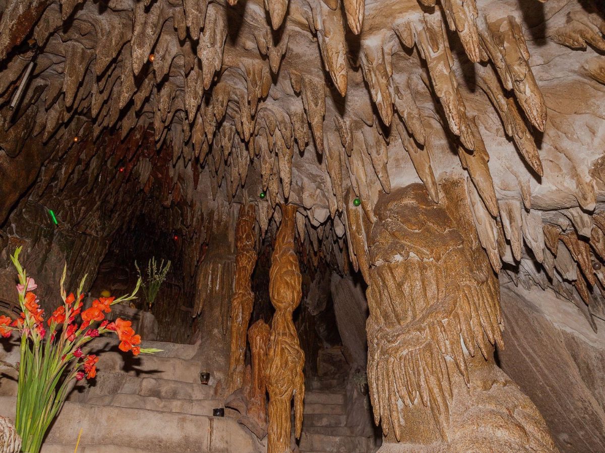 Chùa Quan Âm nằm trên núi Bà Đen, gần động Ba Cô linh thiêng.