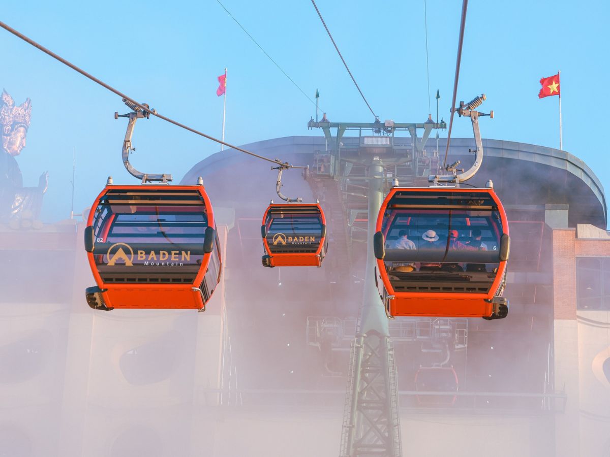 Du khách đi cáp treo lên chùa để rút ngắn thời gian di chuyển.