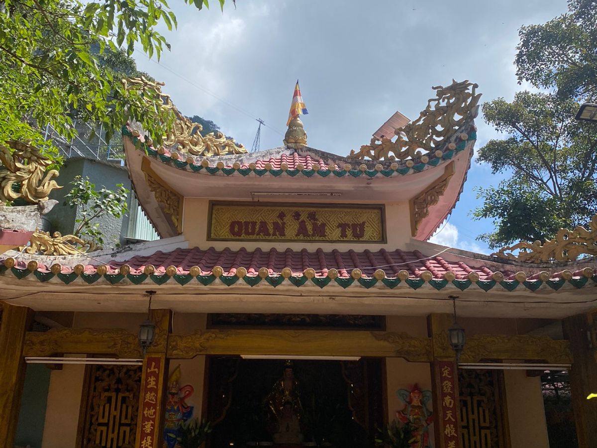 Bố cục chùa Quan Âm hài hòa với kiến trúc khép kín.