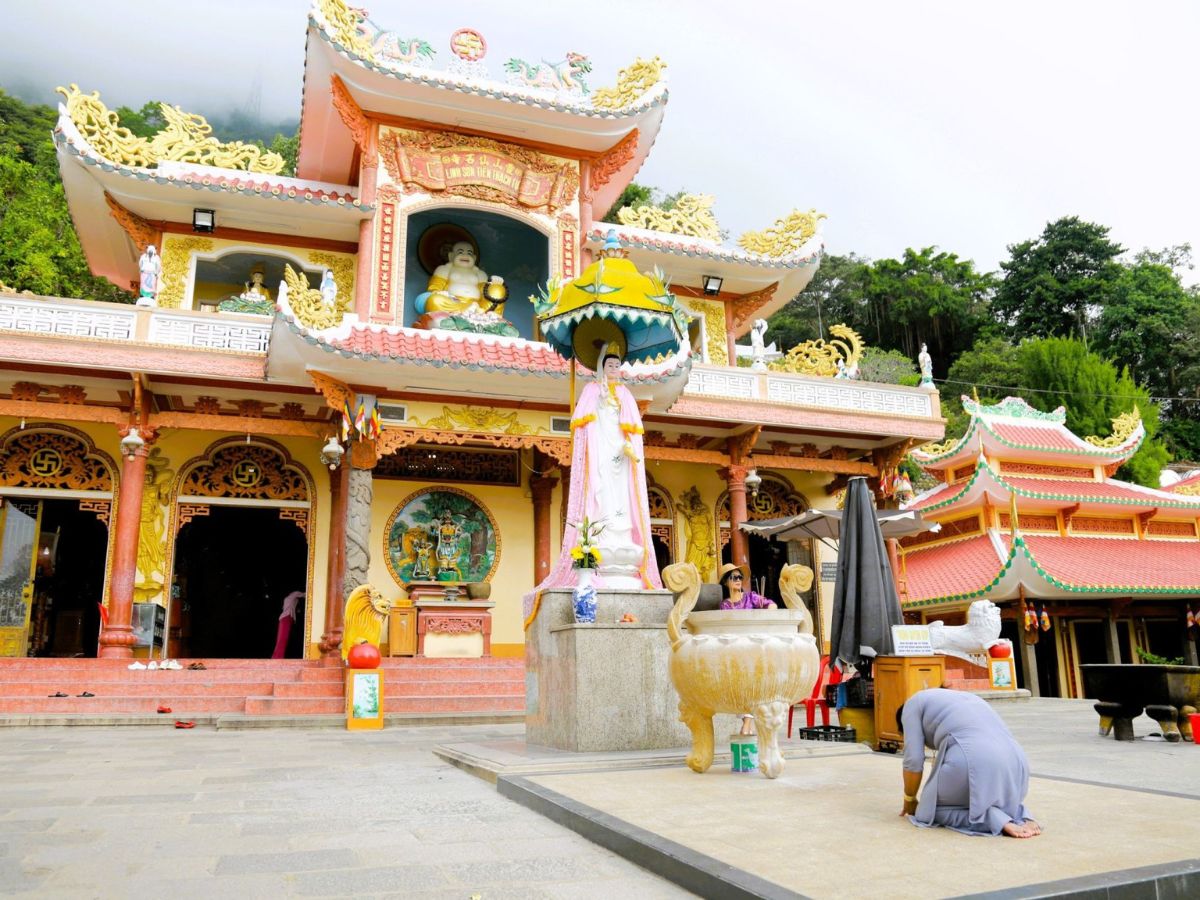 Các nghi lễ cầu bình an tại chùa Quan Âm Núi Bà Đen.