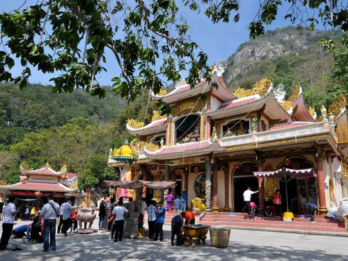 Không gian phật giáo tại chùa Trung, núi Bà Đen