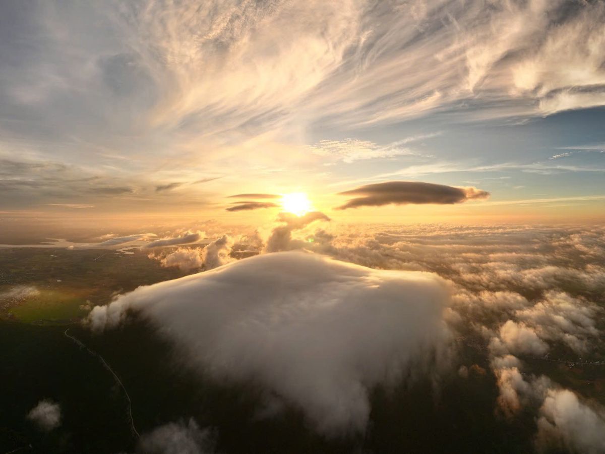 Du khách di chuyển từ trung tâm Tây Ninh đến chân núi Bà Đen, nơi chùa Trung tọa lạc.