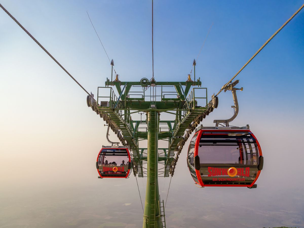 Di chuyển bằng cáp treo từ chân núi lên khám phá hệ sinh thái Sun World Ba Den Mountain trên đỉnh núi.