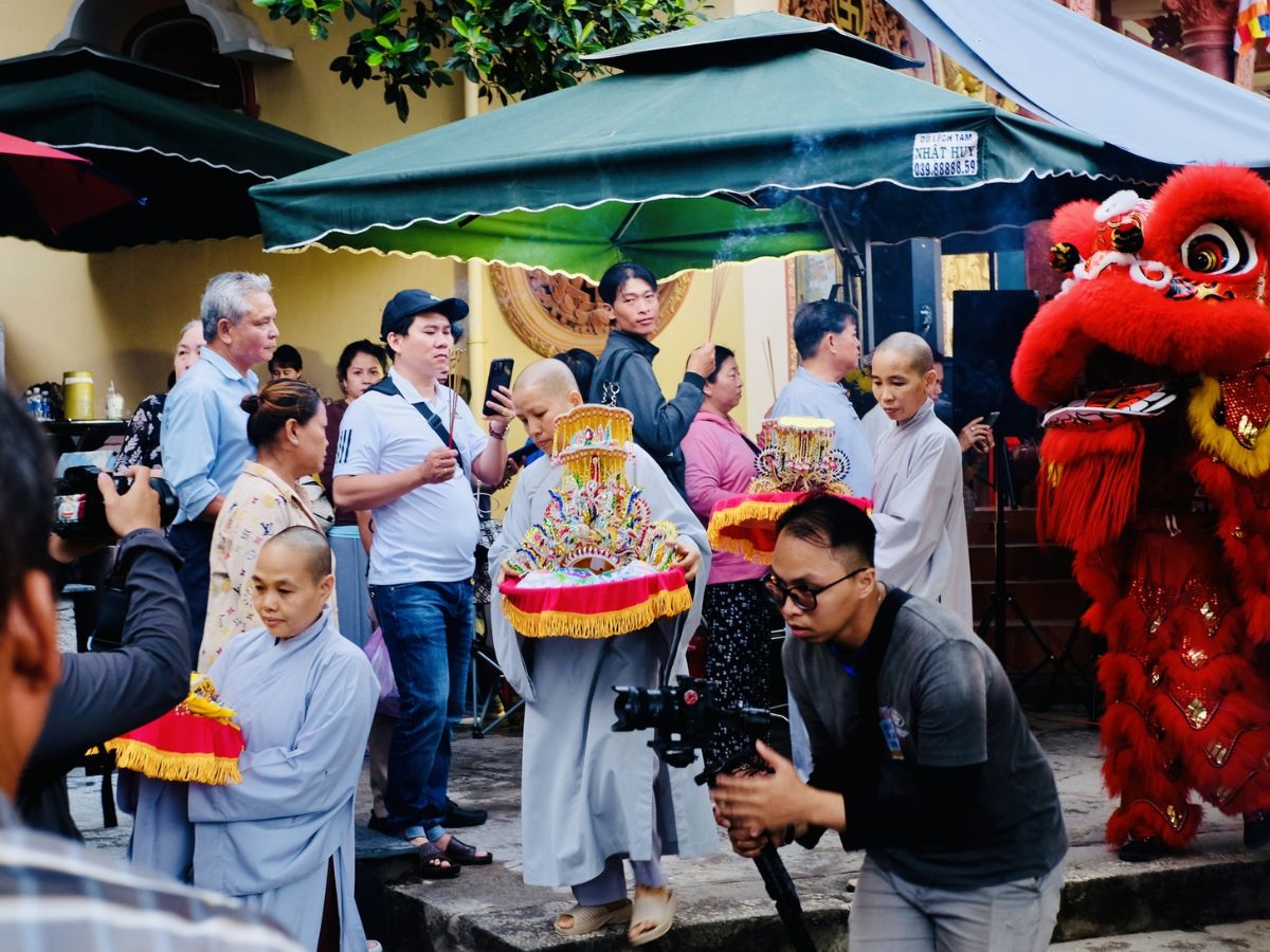 Du khách giữ trật tự và mặc trang phục nhã nhặn khi tham quan hoặc tham gia lễ hội tại chùa Trung.