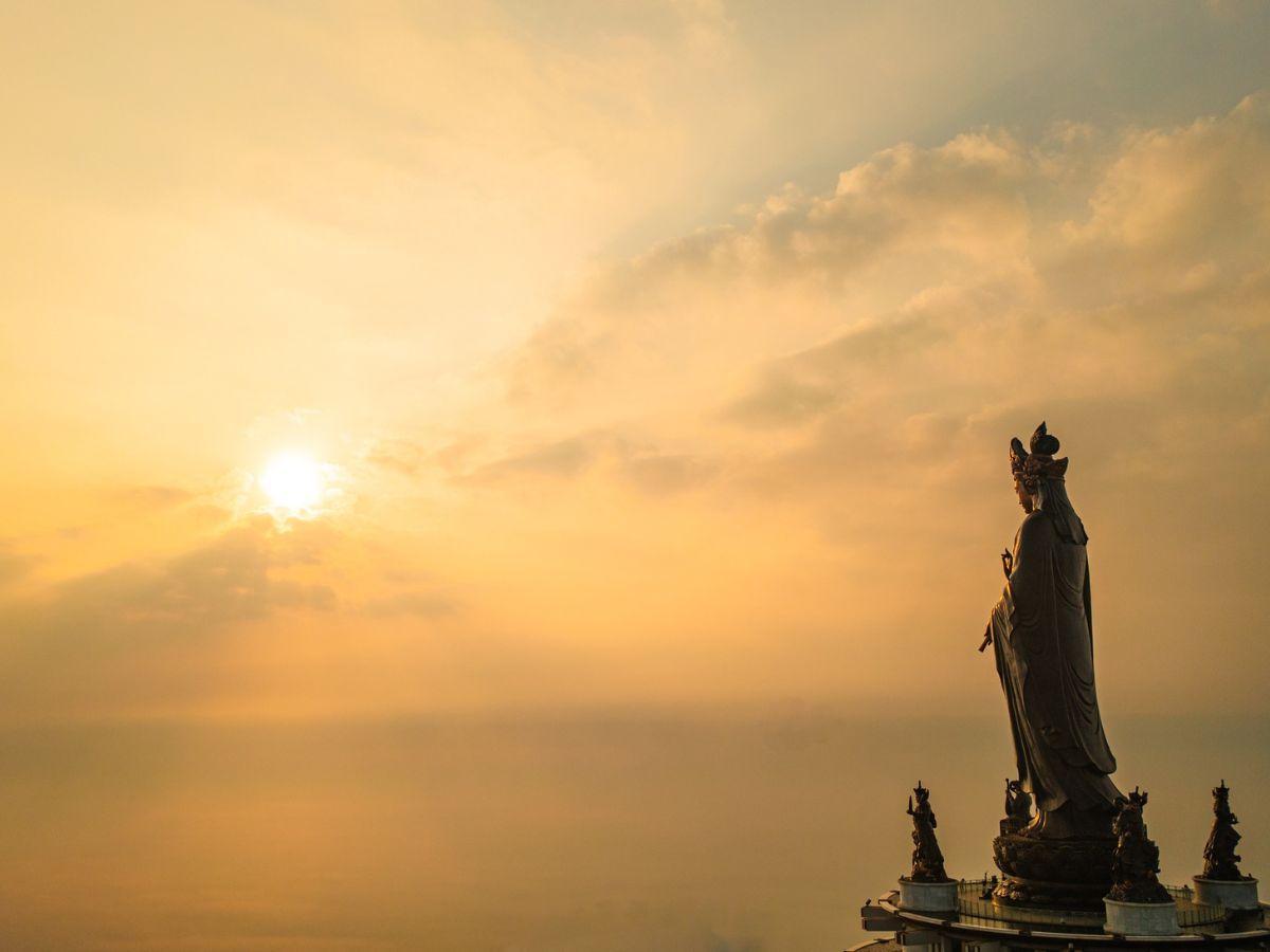 Du khách kết hợp tham quan chùa Trung và hệ sinh thái Sun World Ba Den Mountain.