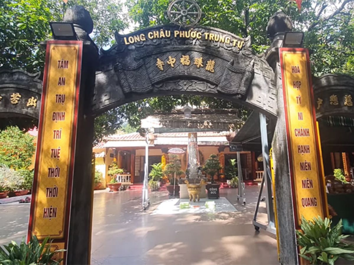 Cổng vào chùa Linh Sơn Phước Trung cổ kính mang đậm dấu ấn thời gian.