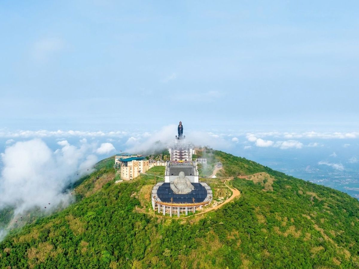 Du khách kết hợp tham quan chùa Trung và hệ sinh thái Sun World Ba Den Mountain.