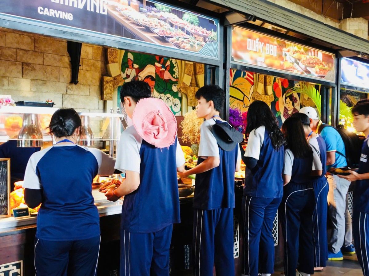 Du khách nên đặt sự kiện từ sớm để đưcọ sắp xếp lịch trình và vị trí phù hợp tại nhà hàng.