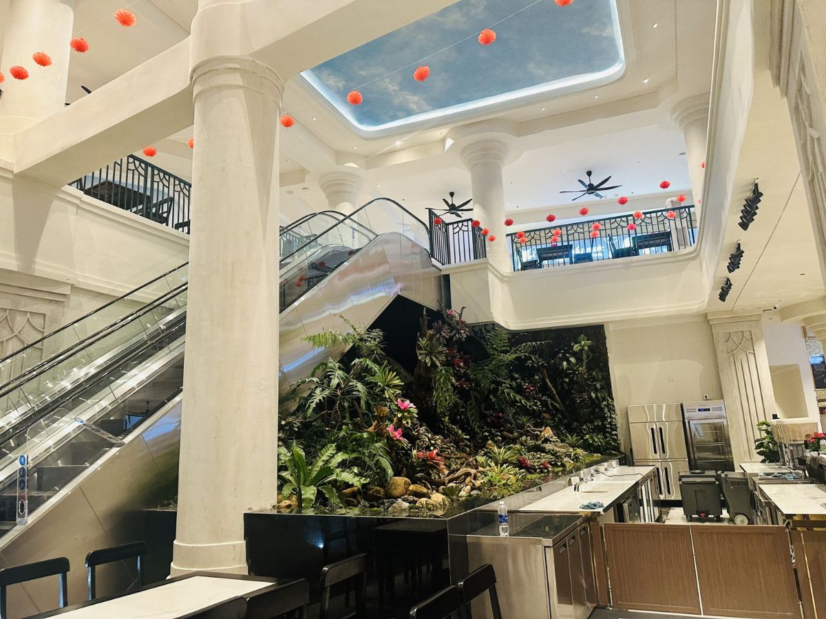 Du khách nên liên hệ đặt bàn sớm để nhận được sự hỗ trợ phù hợp từ ban quản lý.