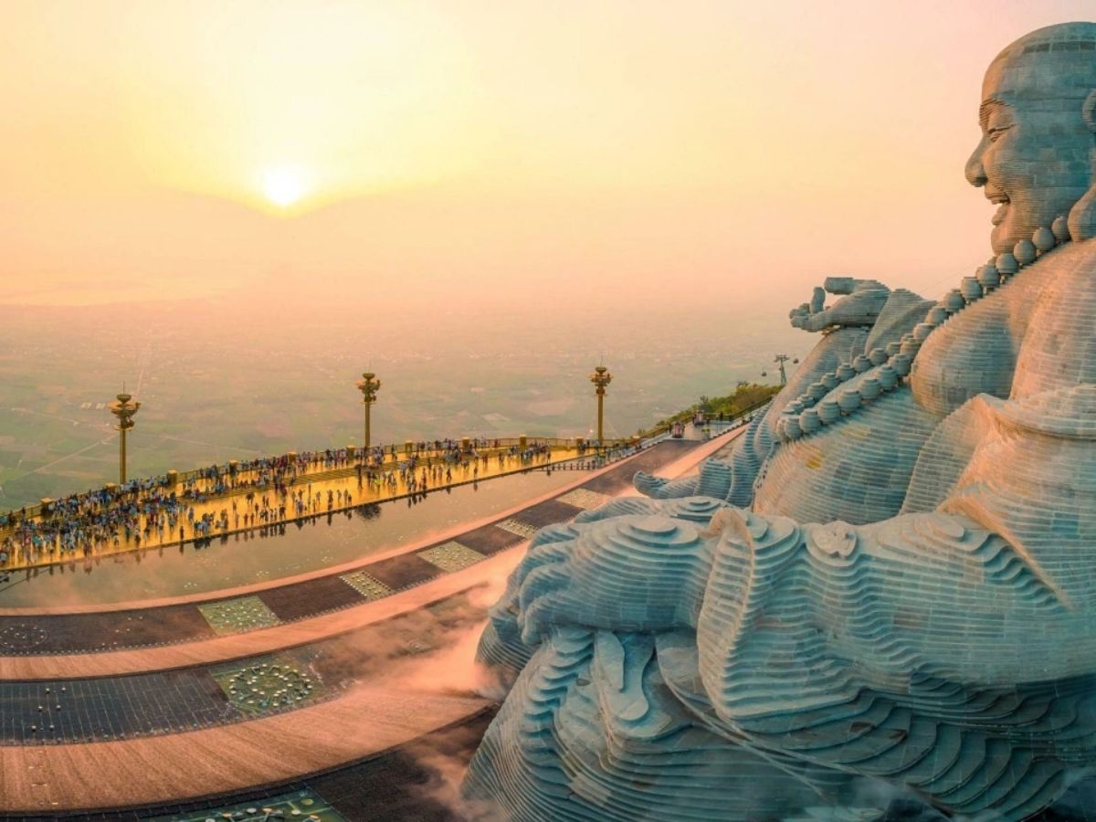 Du khách tham quan tượng Phật Di Lặc tọa lạc trên đỉnh núi.