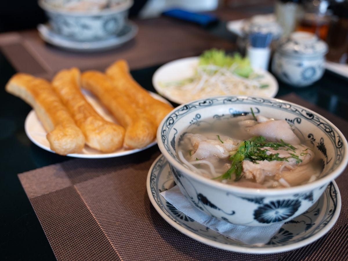 Giờ mở cửa từ 6:00 đến 20:00 mỗi ngày, du khách có thể chọn thưởng thức bữa sáng, trưa hoặc chiều tối tại Sol Kitchen.