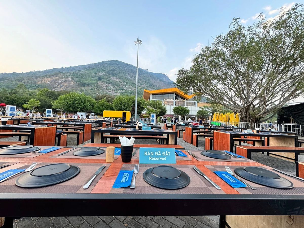 Không gian nhà hàng Sol Kitchen thoáng đãng vào view ngoài trời linh hoạt.