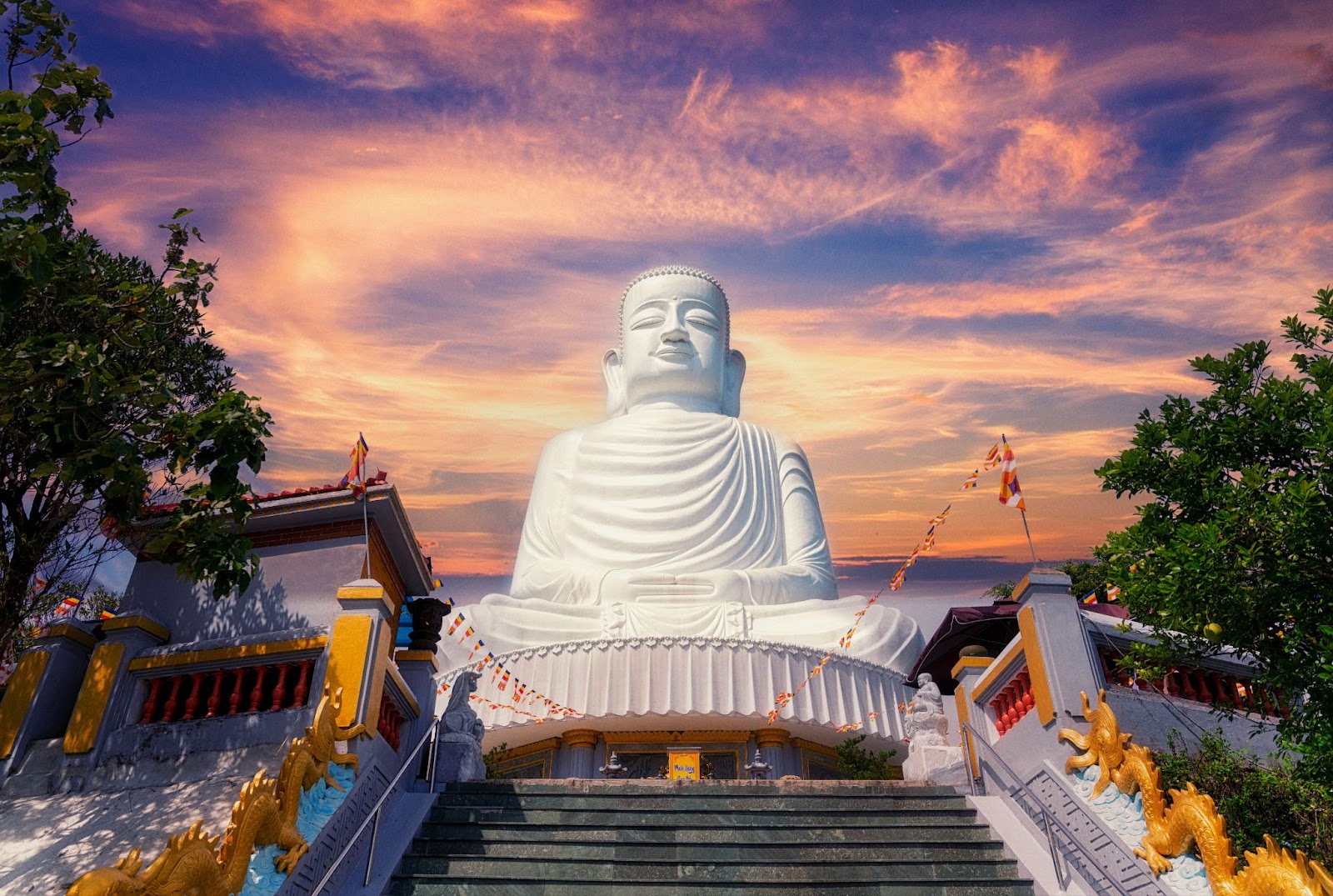 Linh Ung Pagoda – A captivating spiritual sanctuary perched atop Mount Chua (Photo: Vi Vu Vietnam/Unsplash)