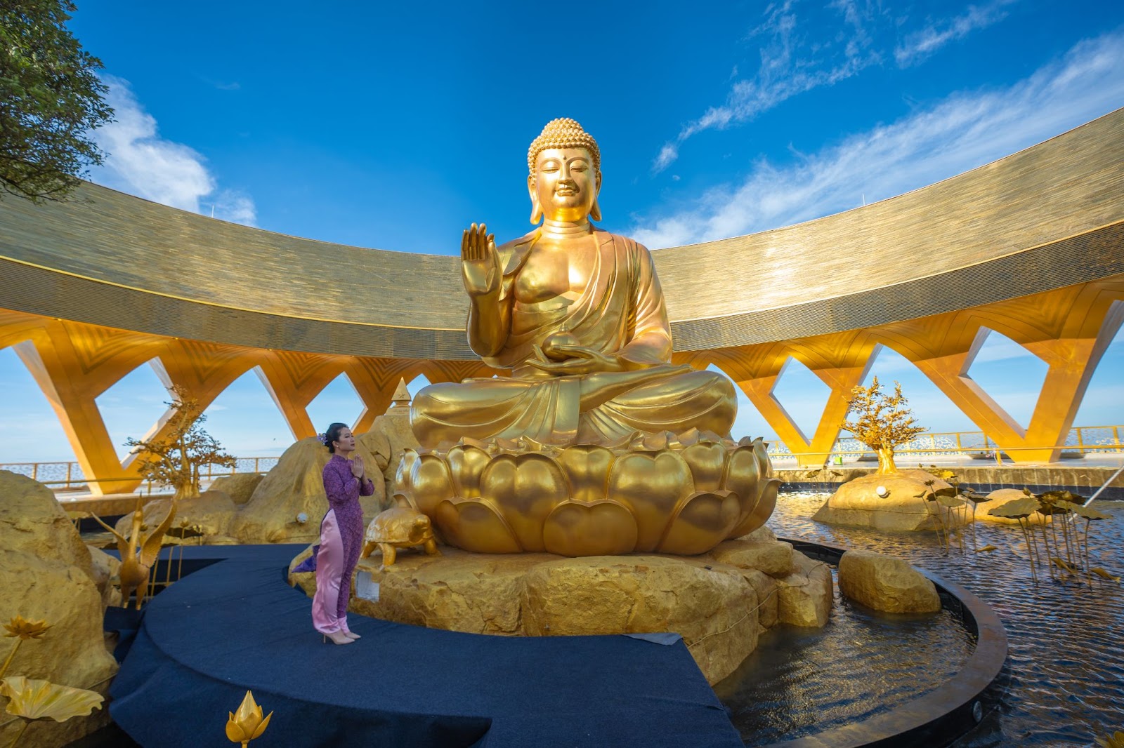 The Konagamana Buddha Statue is created beside a decades-old fig tree, reflected upon Udumbara Lake (Photo: Sun Group)