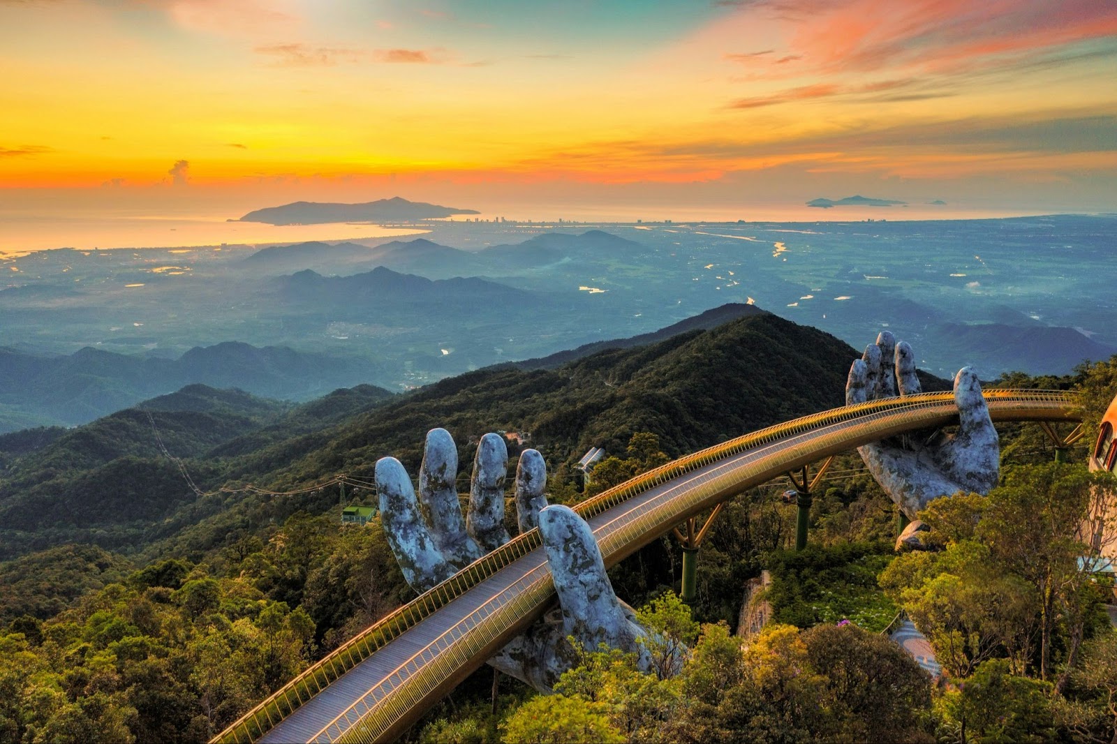 Golden Bridge offers awe-inspiring views that leave visitors speechless (Photo: Vi Vu Vietnam/Unsplash)
